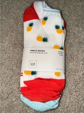 NWT WOMEN’S 3-PACK GAP NO SLIP SILICONE HEEL GRIP ANKLE SOCKS ONE SIZE